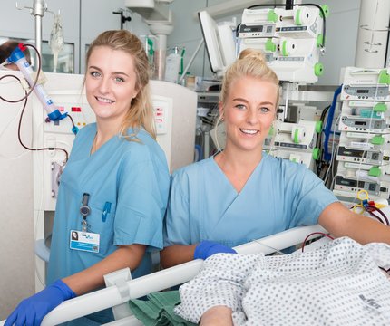 Zwei Intensivpflegerinnen stehen am Patientenbett