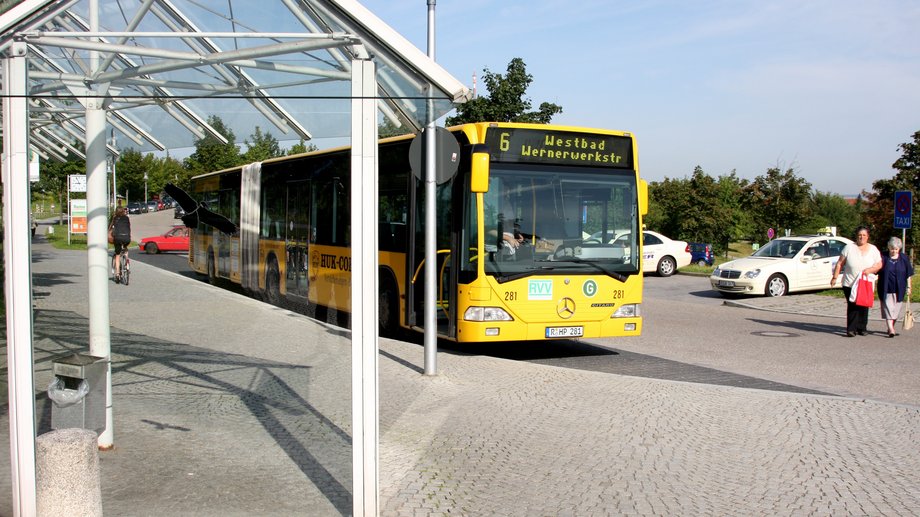 Ein Bus steht an einer Haltestation